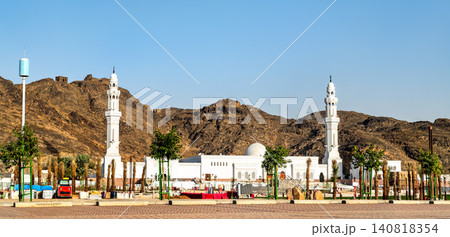 The white facade and minarets of Al Khandaq Mosque located at the base of the Jabal Sela mountains in Madinah, Saudi Arabia. The white facade and minarets of Al Khandaq Mosque located at the base of the Jabal Sela mountains in Madinah, Saudi Arabia. 140818354