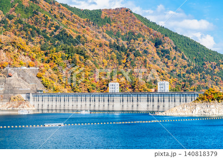 東京 紅葉に染まる奥多摩湖 東京 紅葉に染まる奥多摩湖 140818379