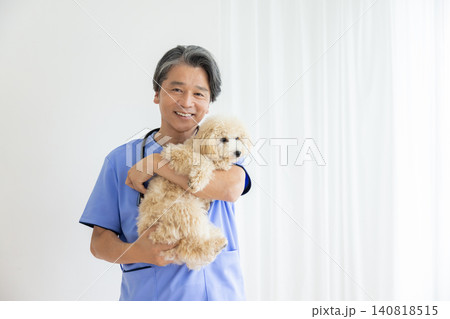獣医　ビションプーを抱っこしている獣医師のポートレート 140818515