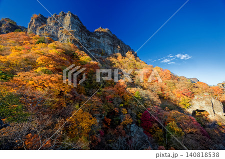 妙義山・見晴台から見る夕照の中ノ岳と第四石門 妙義山・見晴台から見る夕照の中ノ岳と第四石門 140818538