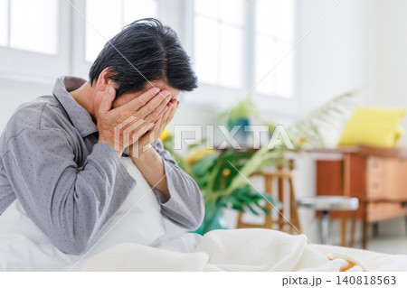 寝起きに頭痛がするシニア 体調不良 寝起きに頭痛がするシニア 体調不良 140818563