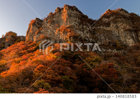 妙義山・見晴台から見る夕照の中ノ岳 妙義山・見晴台から見る夕照の中ノ岳 140818583