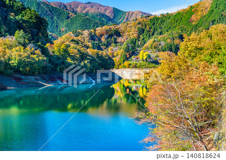 東京 紅葉に染まる奥多摩湖 東京 紅葉に染まる奥多摩湖 140818624