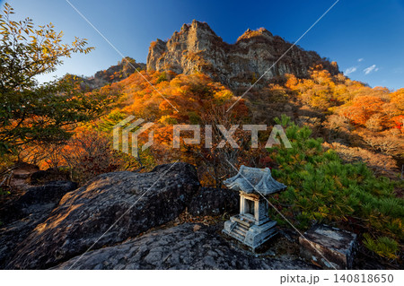 妙義山・見晴台から見る夕照の中ノ岳 妙義山・見晴台から見る夕照の中ノ岳 140818650