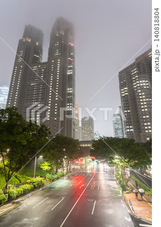 雨の東京都庁と新宿副都心の夜景 140818804