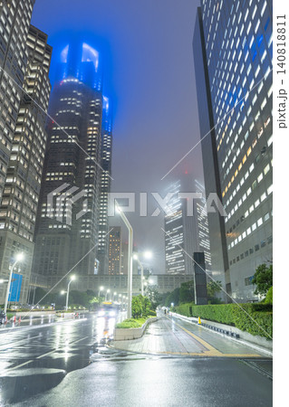 雨の新宿副都心と濡れた道路の夜景 雨の新宿副都心と濡れた道路の夜景 140818811
