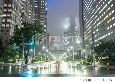 雨の新宿副都心と濡れた道路の夜景 雨の新宿副都心と濡れた道路の夜景 140818813