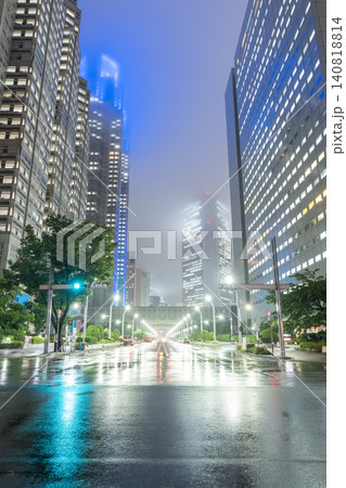 雨の新宿副都心と濡れた道路の夜景 雨の新宿副都心と濡れた道路の夜景 140818814