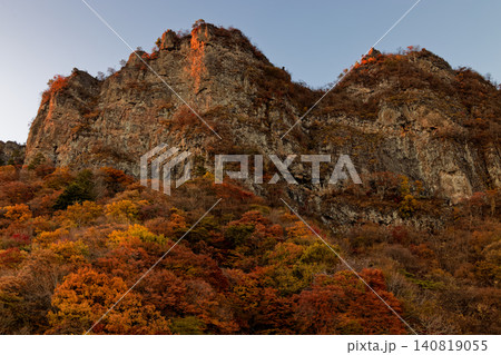 妙義山・見晴台から見る残照の中ノ岳 妙義山・見晴台から見る残照の中ノ岳 140819055