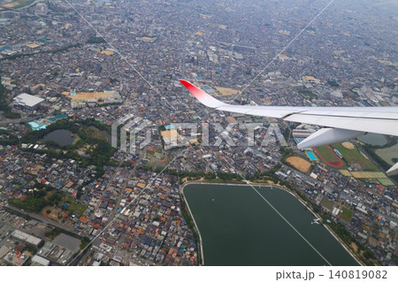 離陸中の飛行機から見る兵庫県伊丹市の景観 離陸中の飛行機から見る兵庫県伊丹市の景観 140819082