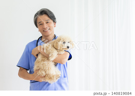 獣医 ビションプーを抱っこしている獣医師のポートレート 獣医 ビションプーを抱っこしている獣医師のポートレート 140819084