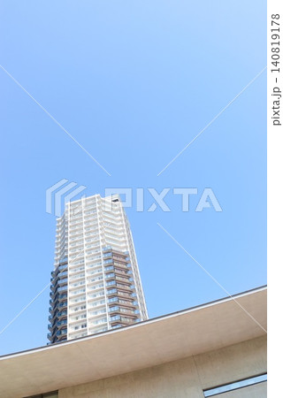 不動産広告や都市生活イメージに使える青空と高層マンション写真素材 140819178