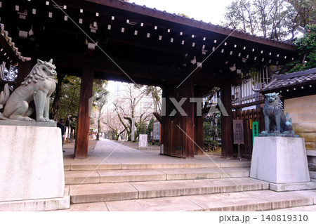 神社の狛犬と狛犬 神社の狛犬と狛犬 140819310