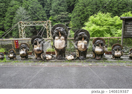 トロッコ保津峡駅の信楽焼のたぬき トロッコ保津峡駅の信楽焼のたぬき 140819387