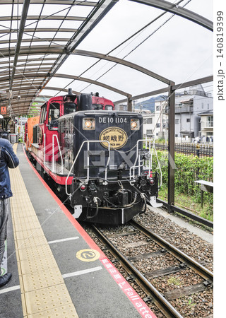 トロッコ嵯峨駅に到着するトロッコ列車 トロッコ嵯峨駅に到着するトロッコ列車 140819399