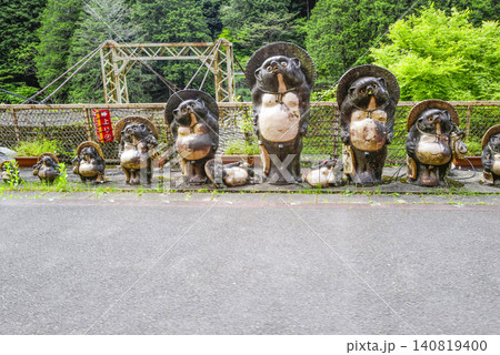 トロッコ保津峡駅の信楽焼のたぬき トロッコ保津峡駅の信楽焼のたぬき 140819400