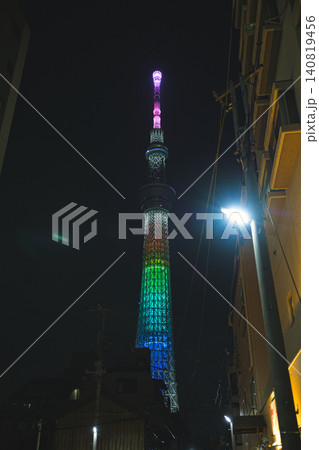夜の街並みに美しく輝くレインボーカラーにライトアップされた東京スカイツリー 夜の街並みに美しく輝くレインボーカラーにライトアップされた東京スカイツリー 140819456