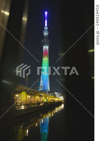 川面に映る美しいリフレクションと夜空にそびえ立つ東京スカイツリーの夜景 140819458