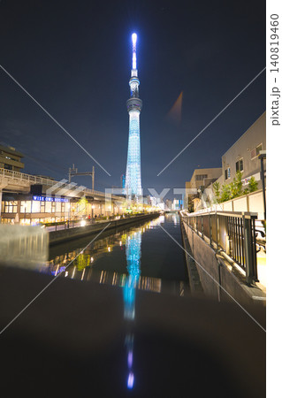 東京ミズマチの川沿いから正面に望むライトアップされた東京スカイツリー 東京ミズマチの川沿いから正面に望むライトアップされた東京スカイツリー 140819460