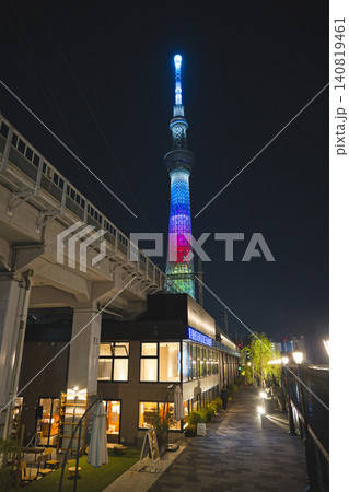 川面に映る美しいリフレクションと夜空にそびえ立つ東京スカイツリーの夜景 140819461