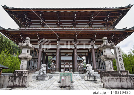 福井県勝山市の清大寺(越前大仏)にそびえ立つ壮大な南大門の正面風景 福井県勝山市の清大寺(越前大仏)にそびえ立つ壮大な南大門の正面風景 140819486