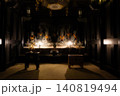 大師山清大寺の堂内に厳かに並ぶ仏像群と幻想的な灯火の夜景調風景 140819494