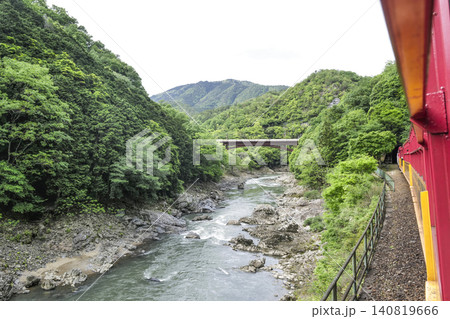 嵯峨野トロッコ列車から望む保津川 140819666