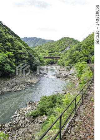 嵯峨野トロッコ列車から望む保津川 140819668
