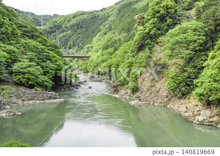 嵯峨野トロッコ列車から望む保津川 140819669