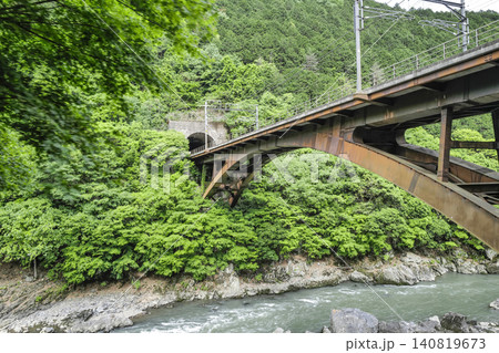 嵯峨野トロッコ列車から望むJR山陰線の鉄橋 嵯峨野トロッコ列車から望むJR山陰線の鉄橋 140819673