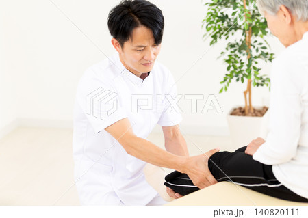 治療院で施術をする鍼灸師・整体師 140820111