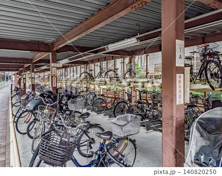 上下2段式の自転車ラックを備えた有料駐輪場 上下2段式の自転車ラックを備えた有料駐輪場 140820250