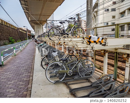 新幹線の高架下にある公共自転車駐車場 新幹線の高架下にある公共自転車駐車場 140820252