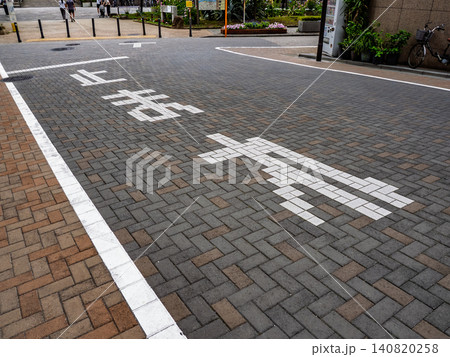 インターロッキング舗装の道路にブロック単位で描かれた「止まれ」の路面標示 140820258