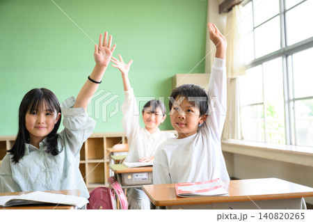 教室で元気に手を挙げて発表する小学生の子供たち(楽しい授業・アクティブラーニング) 教室で元気に手を挙げて発表する小学生の子供たち(楽しい授業・アクティブラーニング) 140820265