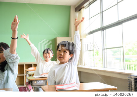 教室で元気に手を挙げて発表する小学生の子供たち(楽しい授業・アクティブラーニング) 教室で元気に手を挙げて発表する小学生の子供たち(楽しい授業・アクティブラーニング) 140820267