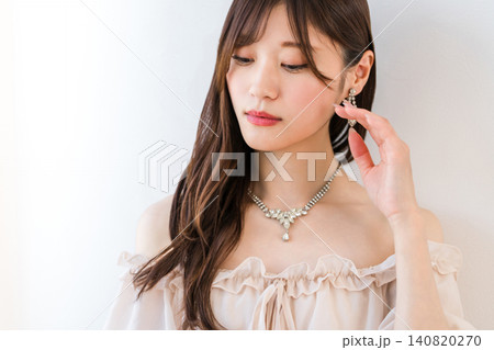 ネックレス,ピアスを付けたドレス姿の若いアジア人女性 140820270