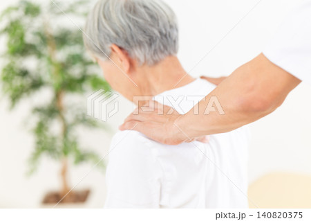治療院で施術をする鍼灸師・整体師 治療院で施術をする鍼灸師・整体師 140820375