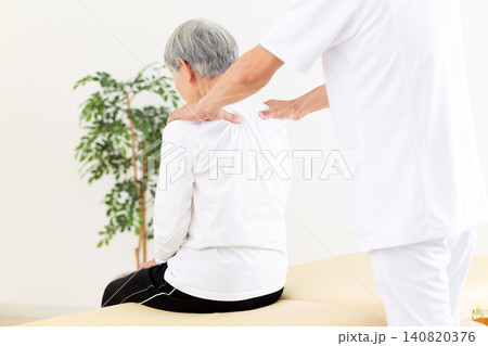 治療院で施術をする鍼灸師・整体師 治療院で施術をする鍼灸師・整体師 140820376