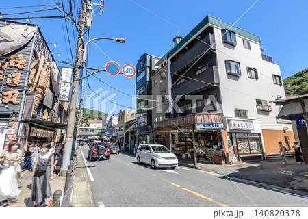 神奈川県箱根町の観光風景 箱根湯本駅前商店街 神奈川県箱根町の観光風景 箱根湯本駅前商店街 140820378