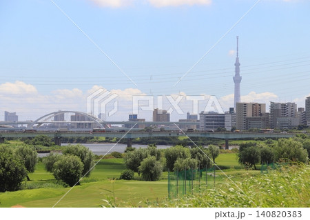 夏の荒川:鹿浜橋を渡る東武バス・都営バス(東京都北区) 夏の荒川:鹿浜橋を渡る東武バス・都営バス(東京都北区) 140820383