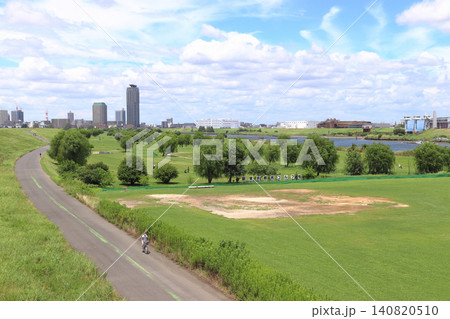 夏の荒川:鹿浜橋から望む新東京都民ゴルフ場(東京都北区側) 夏の荒川:鹿浜橋から望む新東京都民ゴルフ場(東京都北区側) 140820510