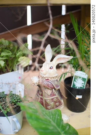 インテリアや園芸店ディスプレイに使えるうさぎの置物写真素材 インテリアや園芸店ディスプレイに使えるうさぎの置物写真素材 140820572