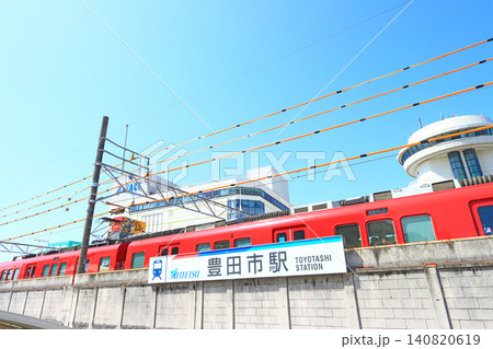 愛知県豊田市、名鉄豊田市駅に停車する電車の風景 愛知県豊田市、名鉄豊田市駅に停車する電車の風景 140820619