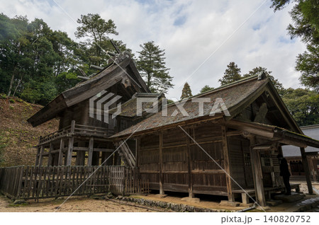 山の中に建つ神社の本殿 山の中に建つ神社の本殿 140820752