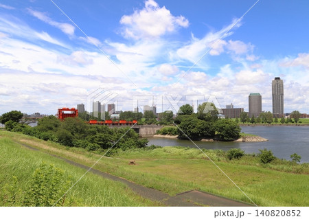 夏の荒川:新岩淵水門より上流側を望む(東京都北区) 夏の荒川:新岩淵水門より上流側を望む(東京都北区) 140820852
