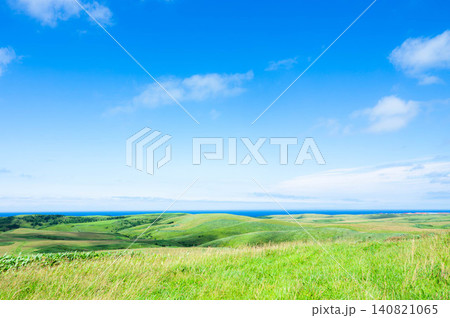 爽やかな夏の北海道稚内市にある宗谷丘陵から見た雄大な風景 爽やかな夏の北海道稚内市にある宗谷丘陵から見た雄大な風景 140821065