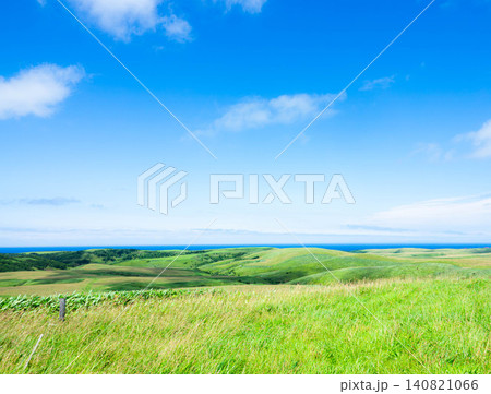 爽やかな夏の北海道稚内市にある宗谷丘陵から見た雄大な風景 爽やかな夏の北海道稚内市にある宗谷丘陵から見た雄大な風景 140821066