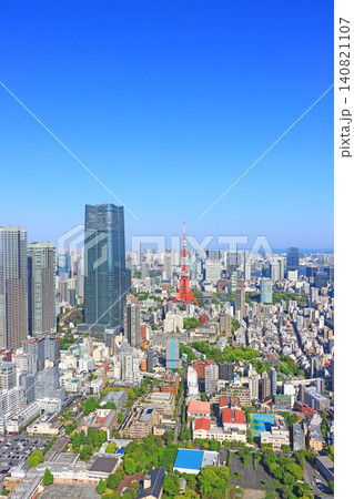 東京都港区、東京タワーと麻布台ヒルズ森JPタワーの風景 140821107