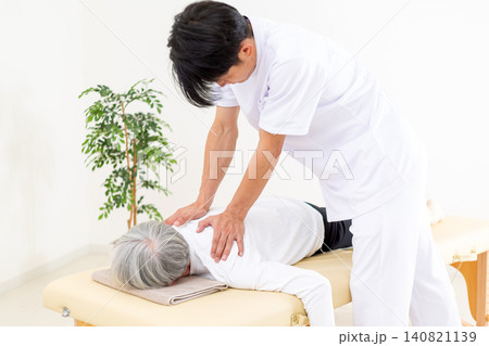 治療院で施術をする鍼灸師・整体師 治療院で施術をする鍼灸師・整体師 140821139